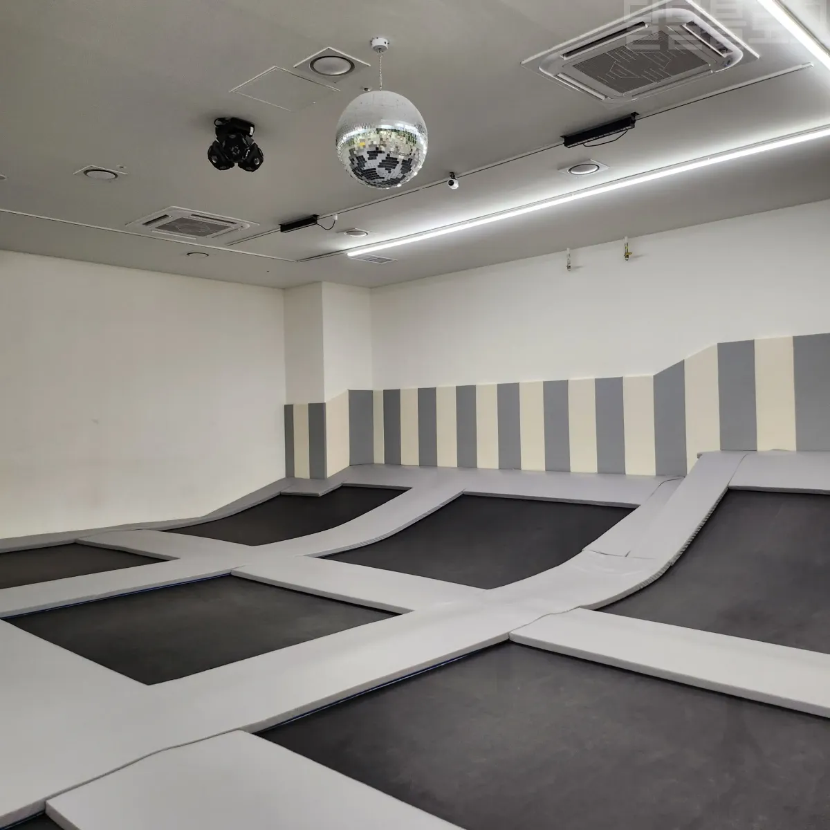 고고다이노-키즈카페-트램펄린