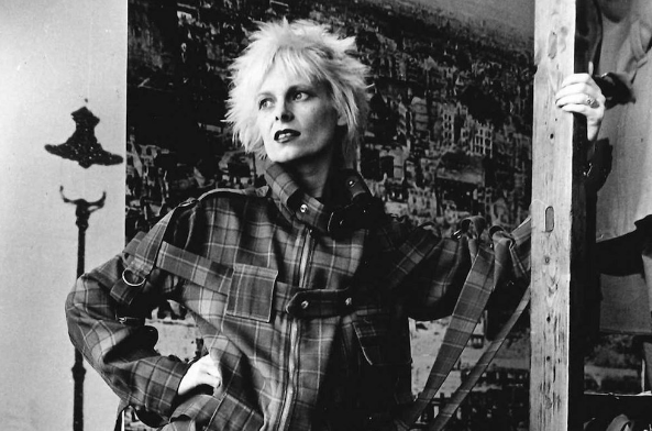 비비안 웨스트우드(Vivienne Westwood)는 1971년 영국에서 설립된 브랜드로, 창립자인 비비안 웨스트우드가 주도한 펑크 문화와 반항적인 패션으로 잘 알려져 있습니다.