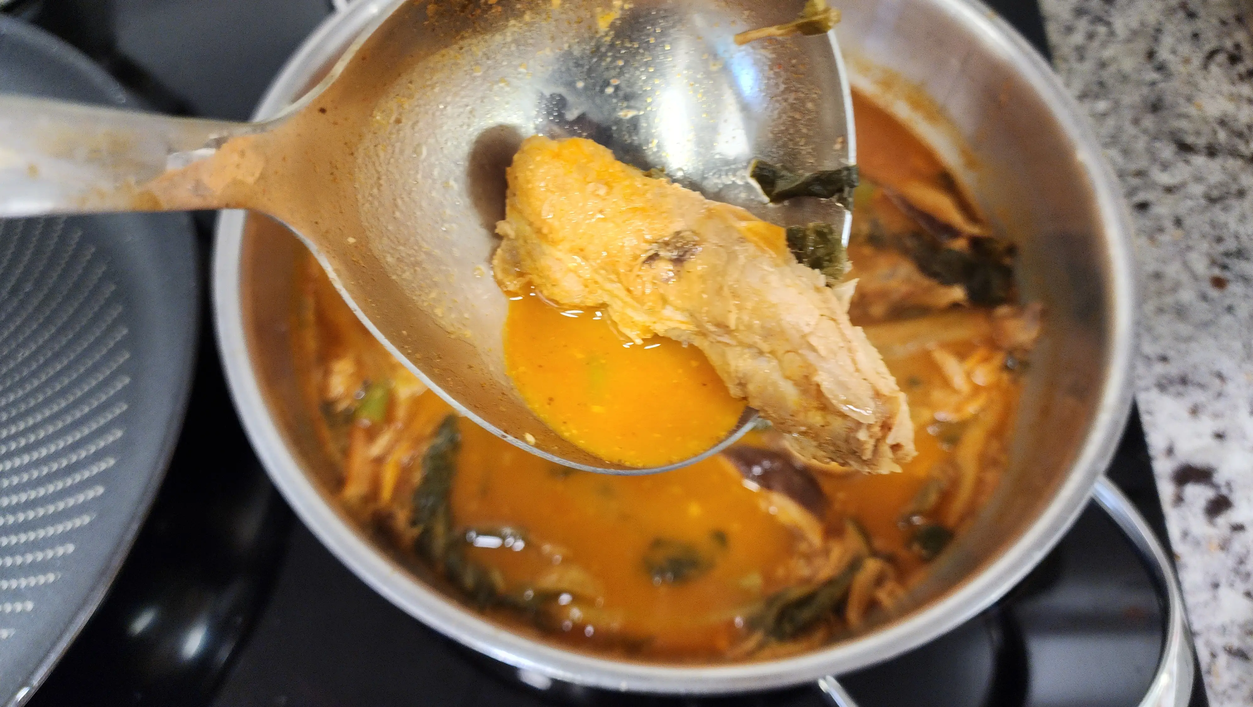 감자탕-고기를-국자로-들어올린-사진-03