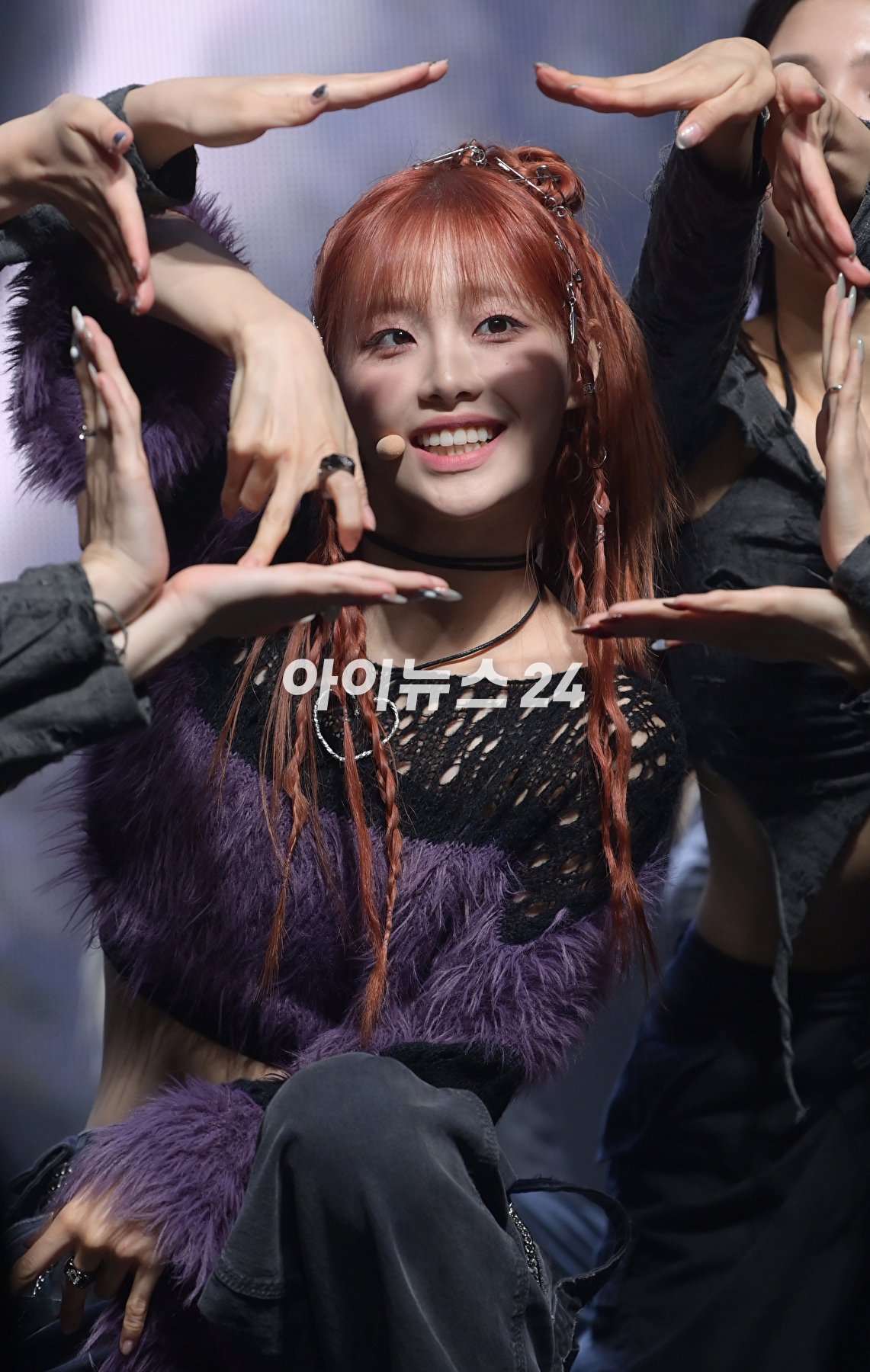 가수 츄가 18일 오후 서울 광진구 예스24라이브홀에서 열린 츄(CHUU) 첫 번째 미니앨범 '하울' 발매 기념 쇼케이스에서 타이틀곡 '하울' 무대를 선보이고 있다. [사진=정소희 기자]