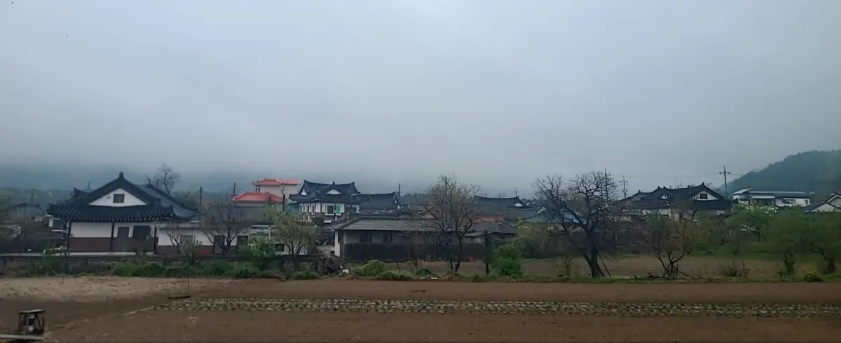 상도문-돌담마을-멀리보이는-마을모습-하늘과-기와집-논밭