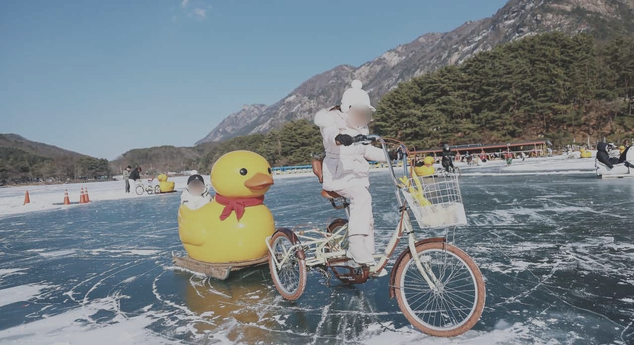 얼음이 언 산정호수 위로 다양한 썰매를 타는 모습이다. [ⓒ네이버플레이스 산정호수]