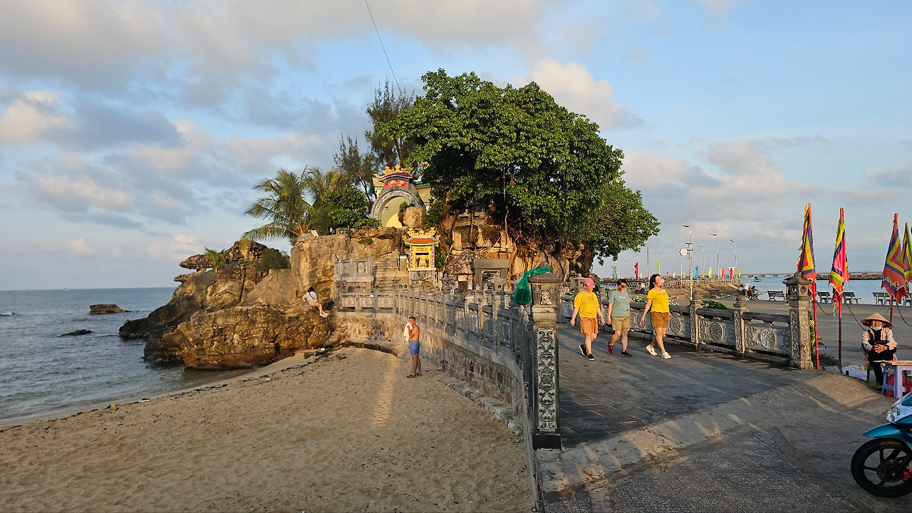 [25.3월] 푸꾸옥 #4&amp;#124;씨쉘 호텔 근처 아침 산책-딘까우 사원(Dinh Cau Temple)