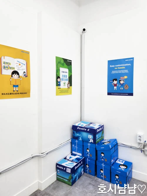 24시 무인 프린트카페 프린터 용지 보관 공간 &ndash; A4 용지와 안내 포스터 전경