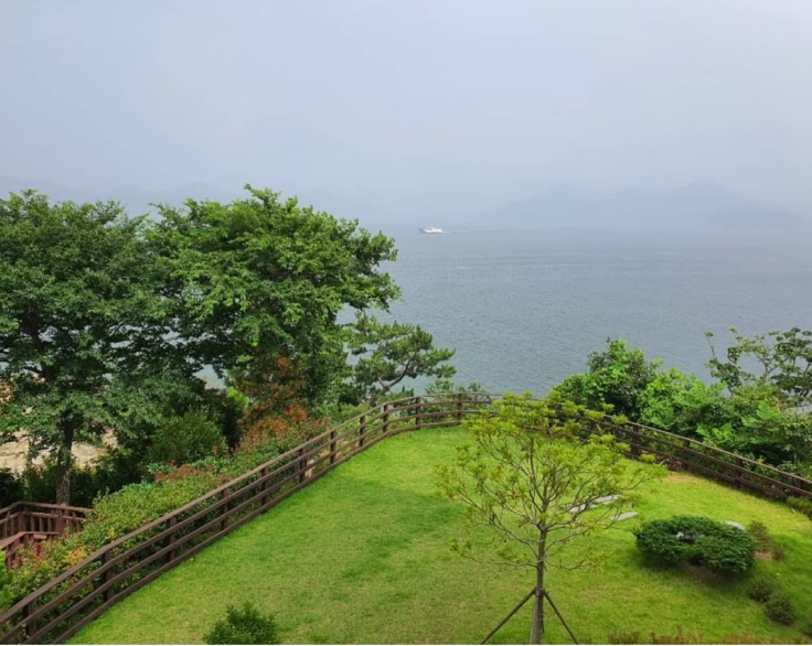 통영국제음악당에서 바라본 통영 앞바다 모습