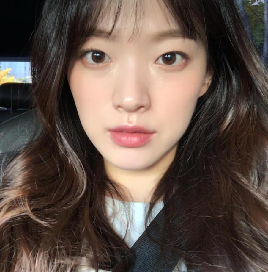 자동차안에앉아있는-긴머리여성의모습