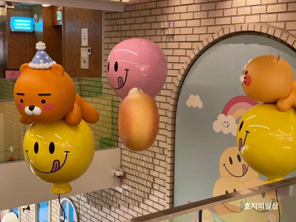 카페 노티드 강남 카카오 - 캐릭터 설치 인형