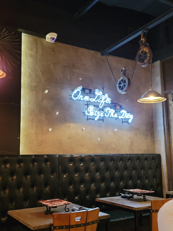 감성타코 합정점 내부 벽 인테리어