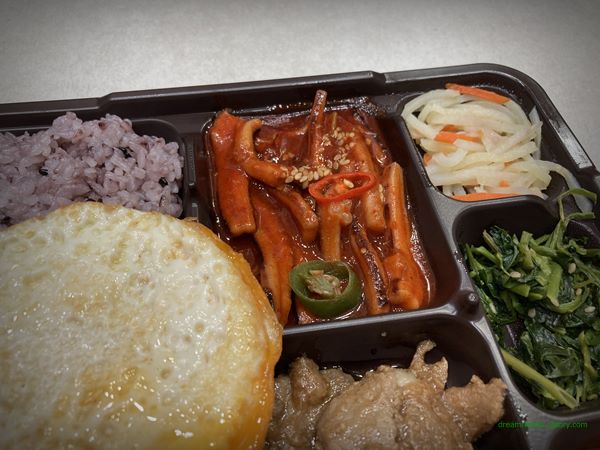 GS25 편의점 혜자로운 집밥 오징어불고기 도시락 2022년 3월 반찬 구성(오징어채)