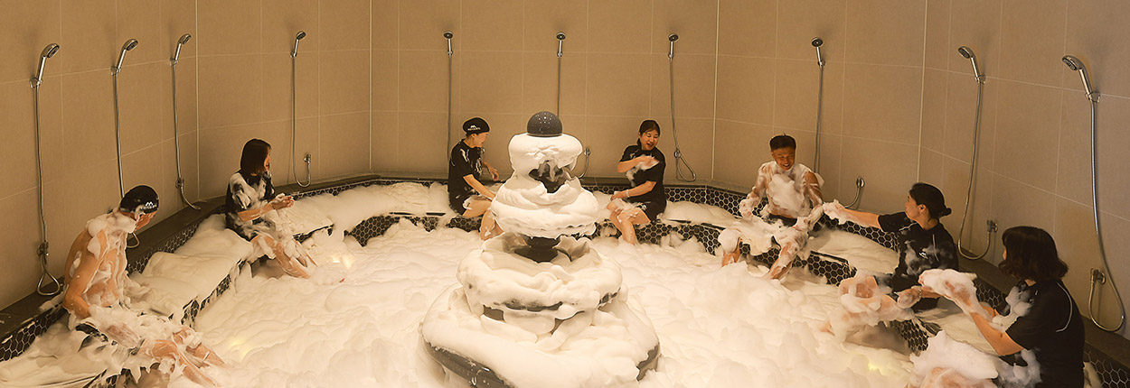 완도해양치유센터 대표 프로그램 해조류 거품 테라피 체험 모습