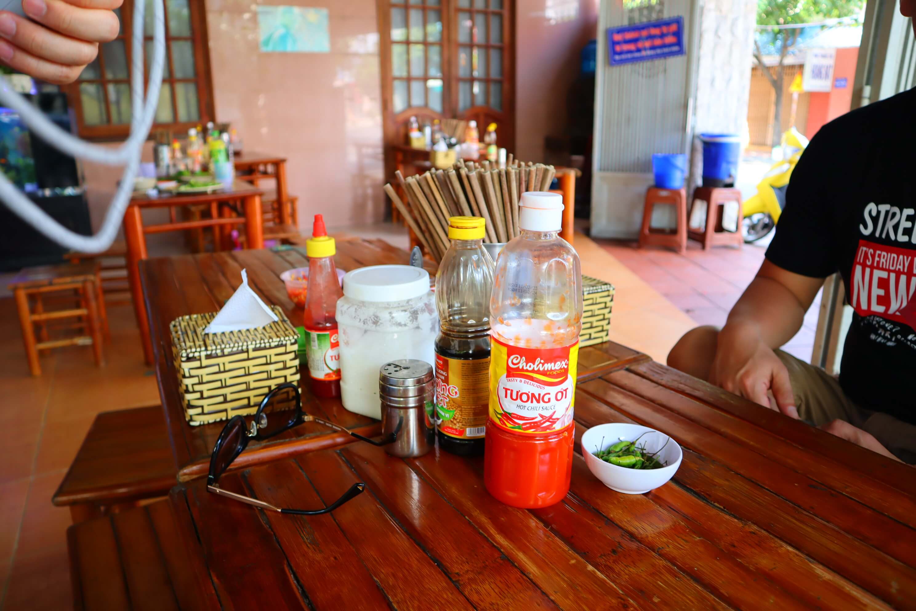 테이블에-각종-소스병과-젓가락-통이-있다