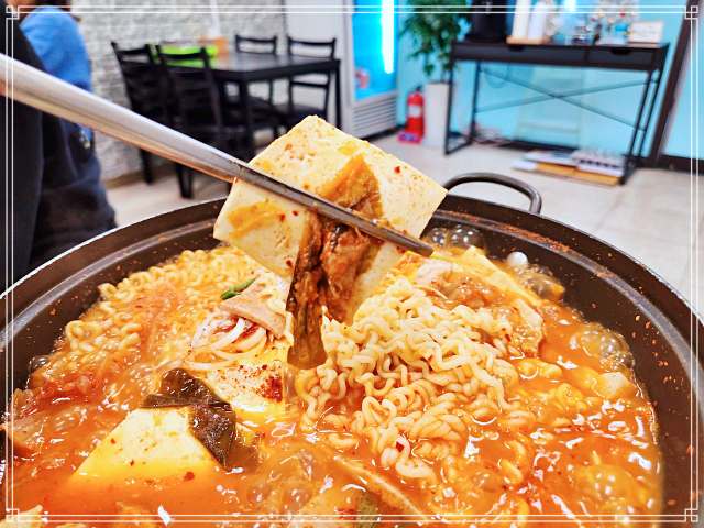 생방송투데이 시흥 배곧 단돈 3천원 돼지 고기 듬뿍 김치찌개 맛집