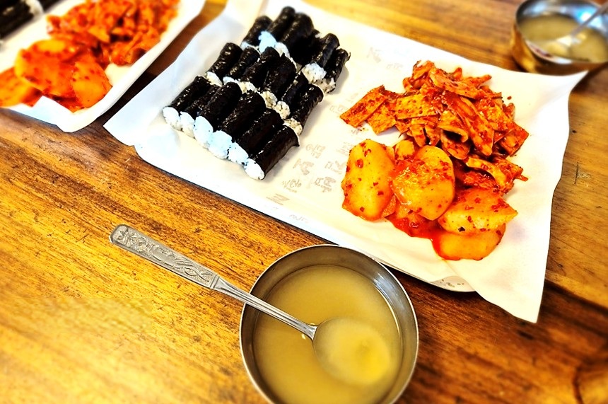 뚱보할매김밥집의 충무김밥 한상차림