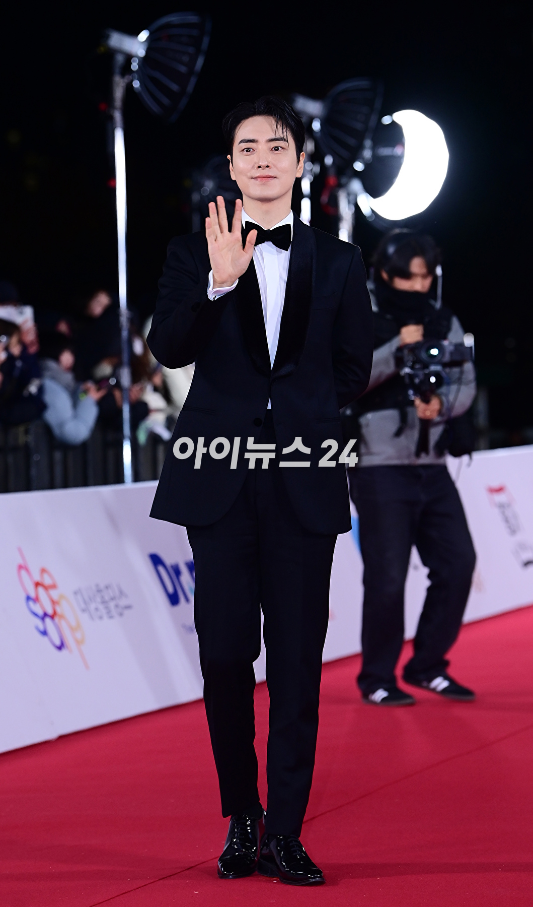 배우 이준혁이 24일 오후 서울 영등포구 여의도 KBS홀에서 진행된 제44회 청룡영화상 레드카펫 행사에 참석하고 있다. [사진=정소희 기자]