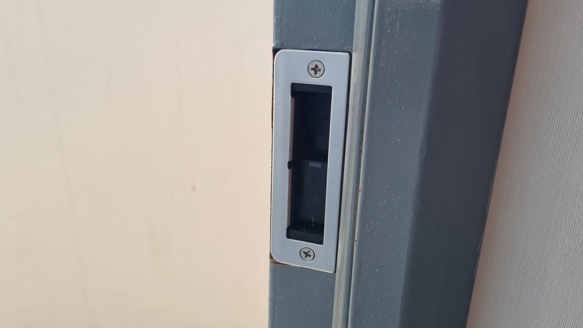 문틀 부품 끼운 모습