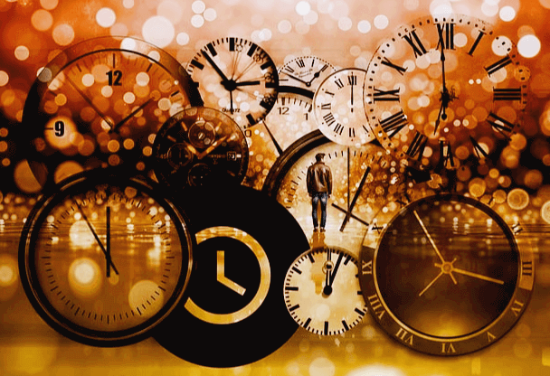 둥그런 시계들이 가득하다. 시계 사이로 서 있는 젊은 남자의 뒷모습이 보인다.