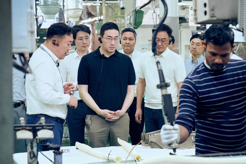 구광모(왼쪽 세 번째) LG그룹 회장이 지난달 25일 인도 뉴델리에 위치한 LG전자 노이다 생산공장을 찾아 에어컨 생산과정을 살펴보고 있다.