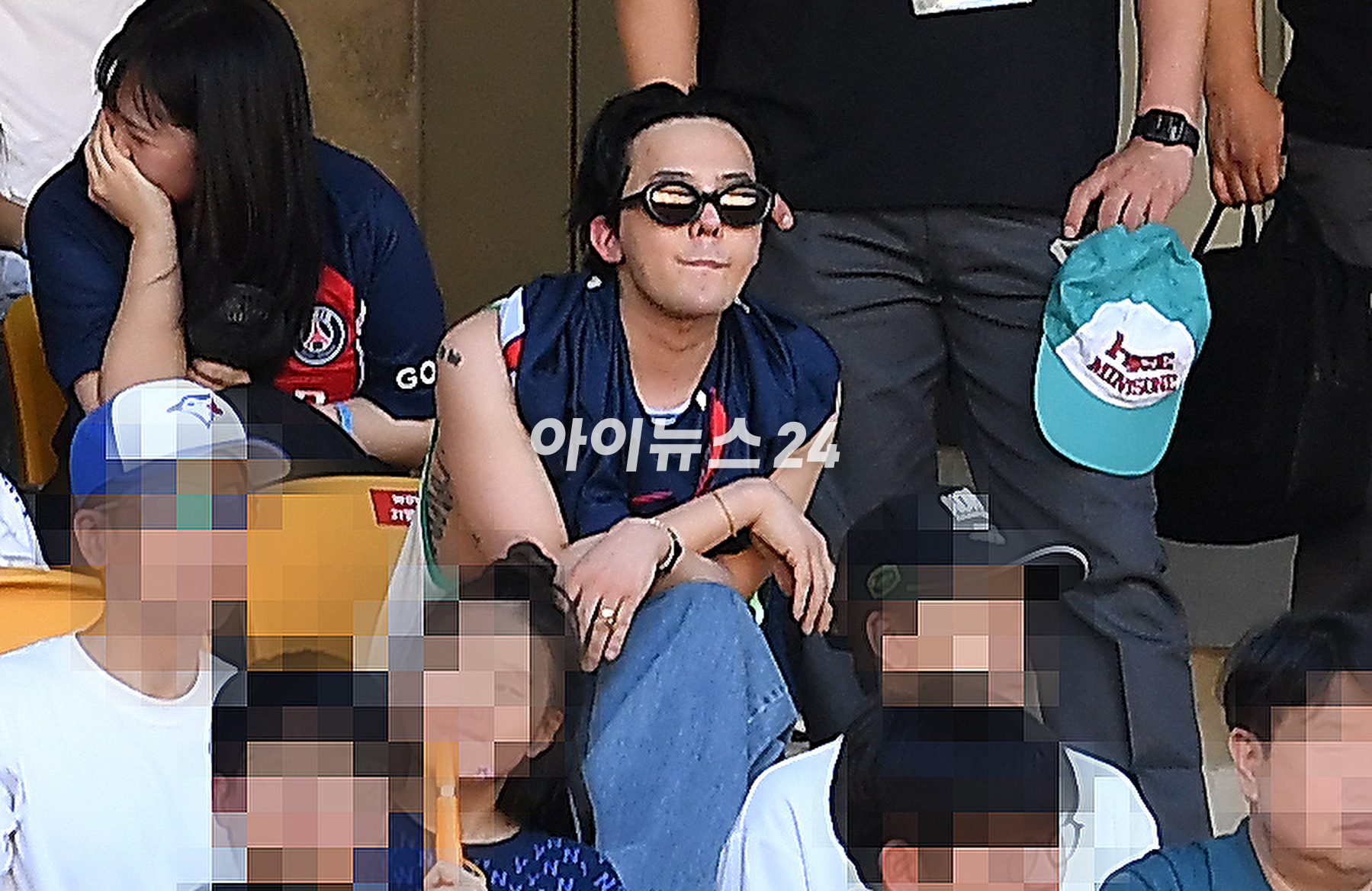 지드래곤이 3일 부산아시아드주경기장에서 열린 PSG와 전북 현대와의 쿠팡플레이 시리즈 3차전을 관전한 뒤 경기장을 나서고 있다. [사진=곽영래 기자]