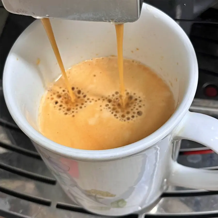 원두를 이용하여 내린 커피