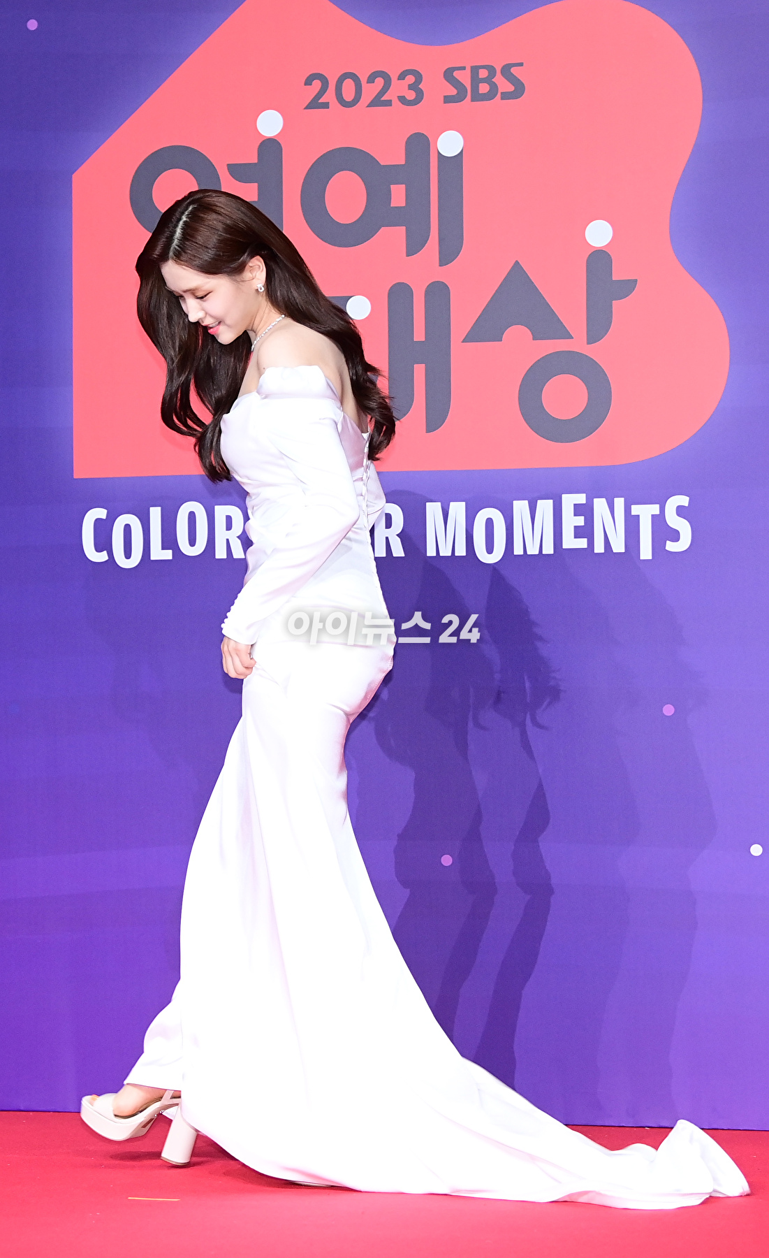 배우 김지은이 30일 오후 서울 마포구 상암 SBS 상암프리즘 타워에서 열린 '2023 SBS 연예대상' 시상식에 MC로 참석하고 있다. [사진=정소희 기자]