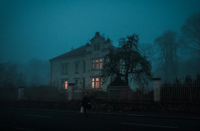 귀신이 나올것 같은 깜깜한 곳에 집한채 사진