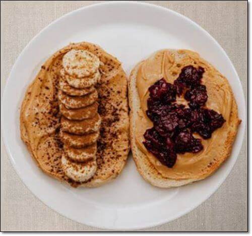 땅콩버터 바른 빵과 토핑