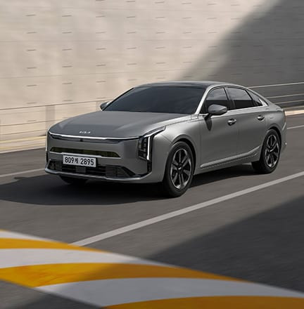 2025 K8 하이브리드 도로주행 사진