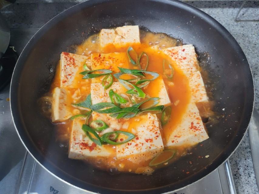 마무리로 대파가 들어간 새우젓 두부찌개