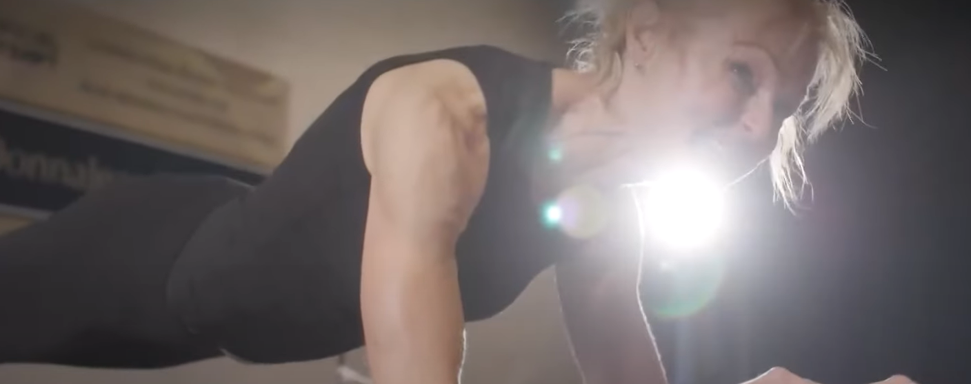 기네스 세계기록 도전자중인 58세 여성의 모습