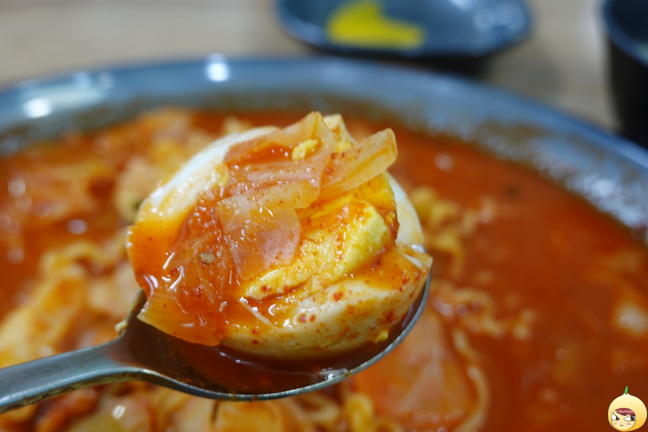 삶은달걀에 소스 국물