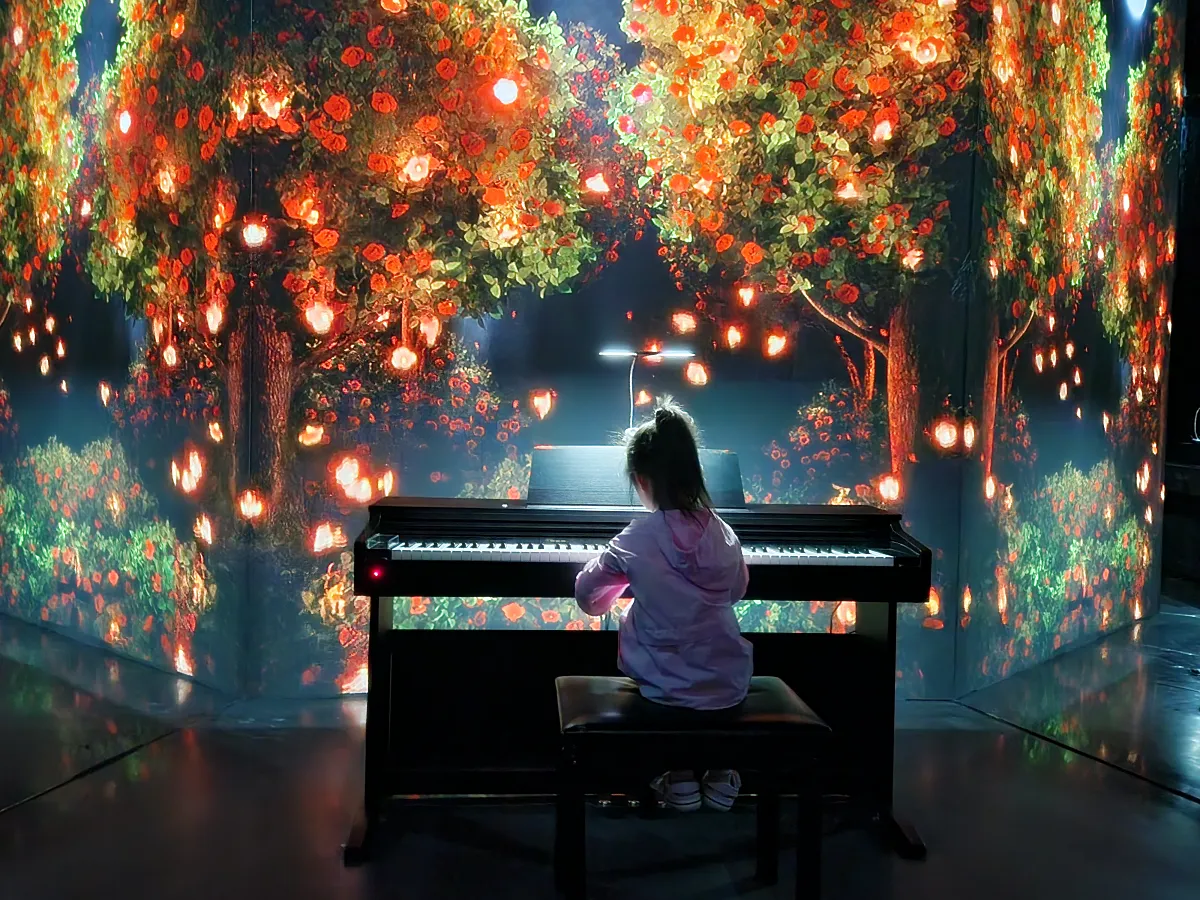 강릉-아르떼뮤지엄-숲속-피아노-치는-아이