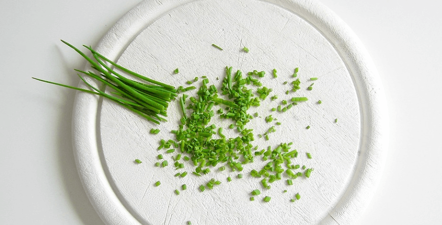 도마 위에 채가 썰어진 부추