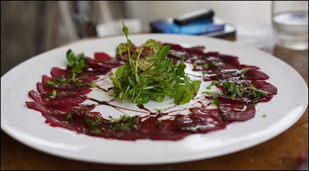 발사믹 소스를 뿌린 비트 샐러드