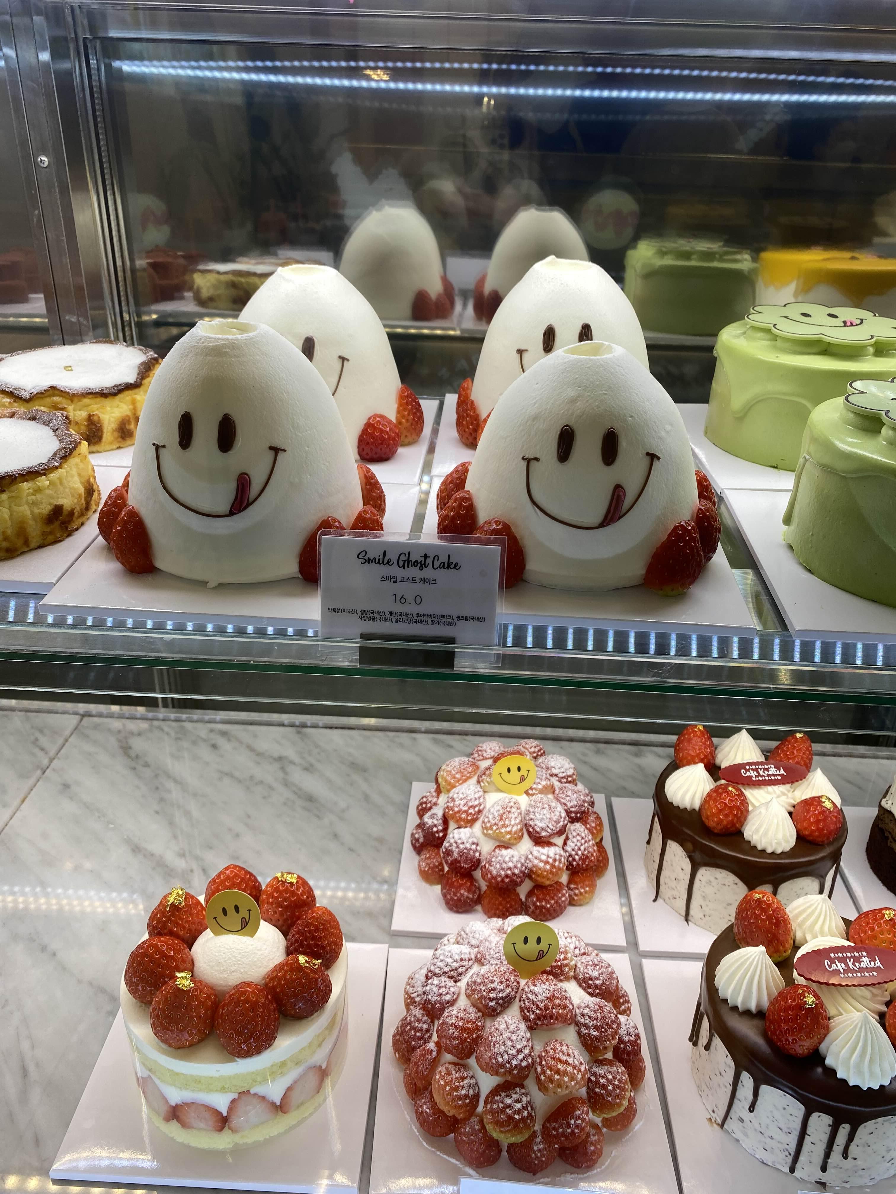 카페노티드 디저트와 인테리어