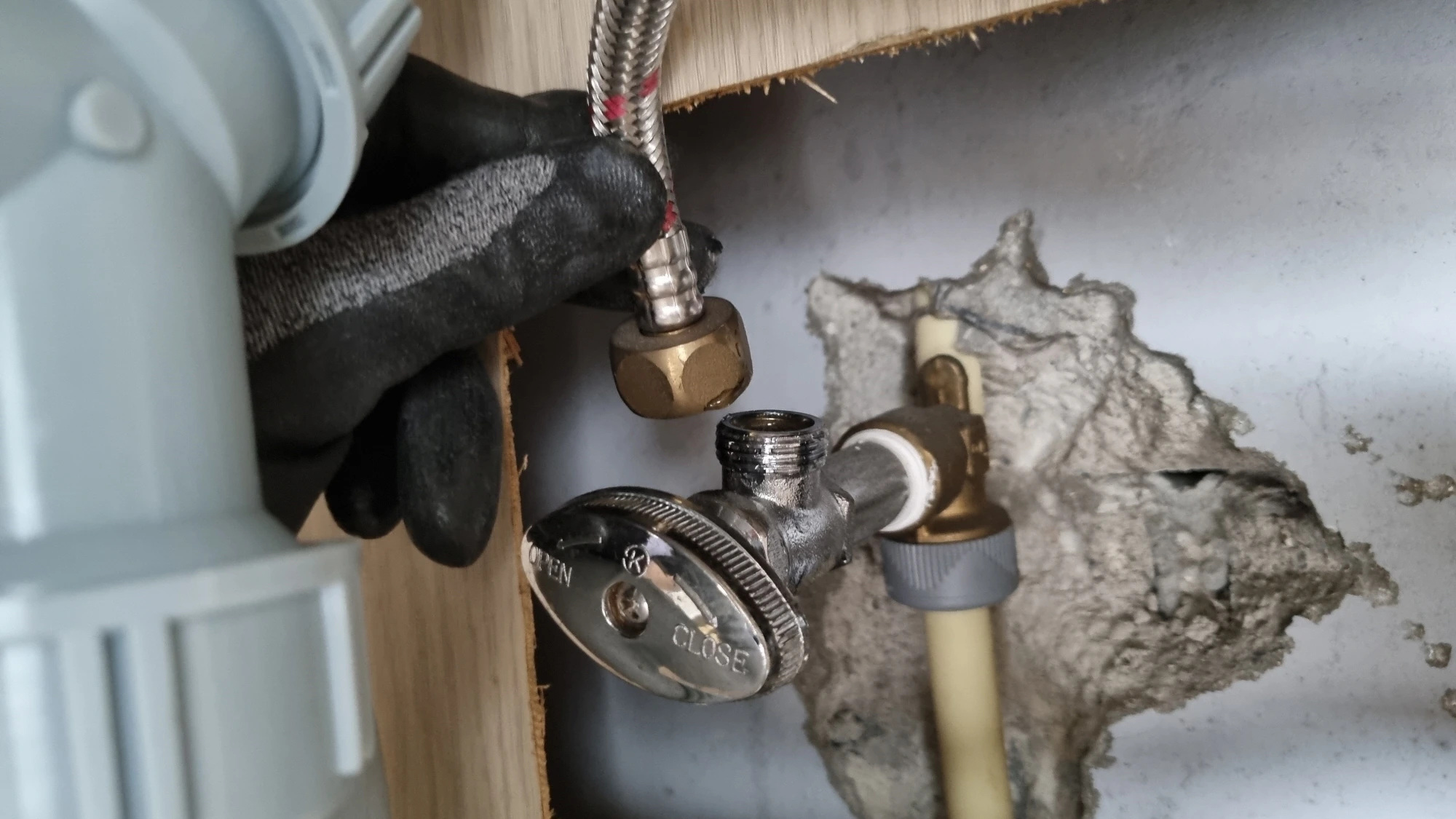 온수 배관 호스 분리 모습