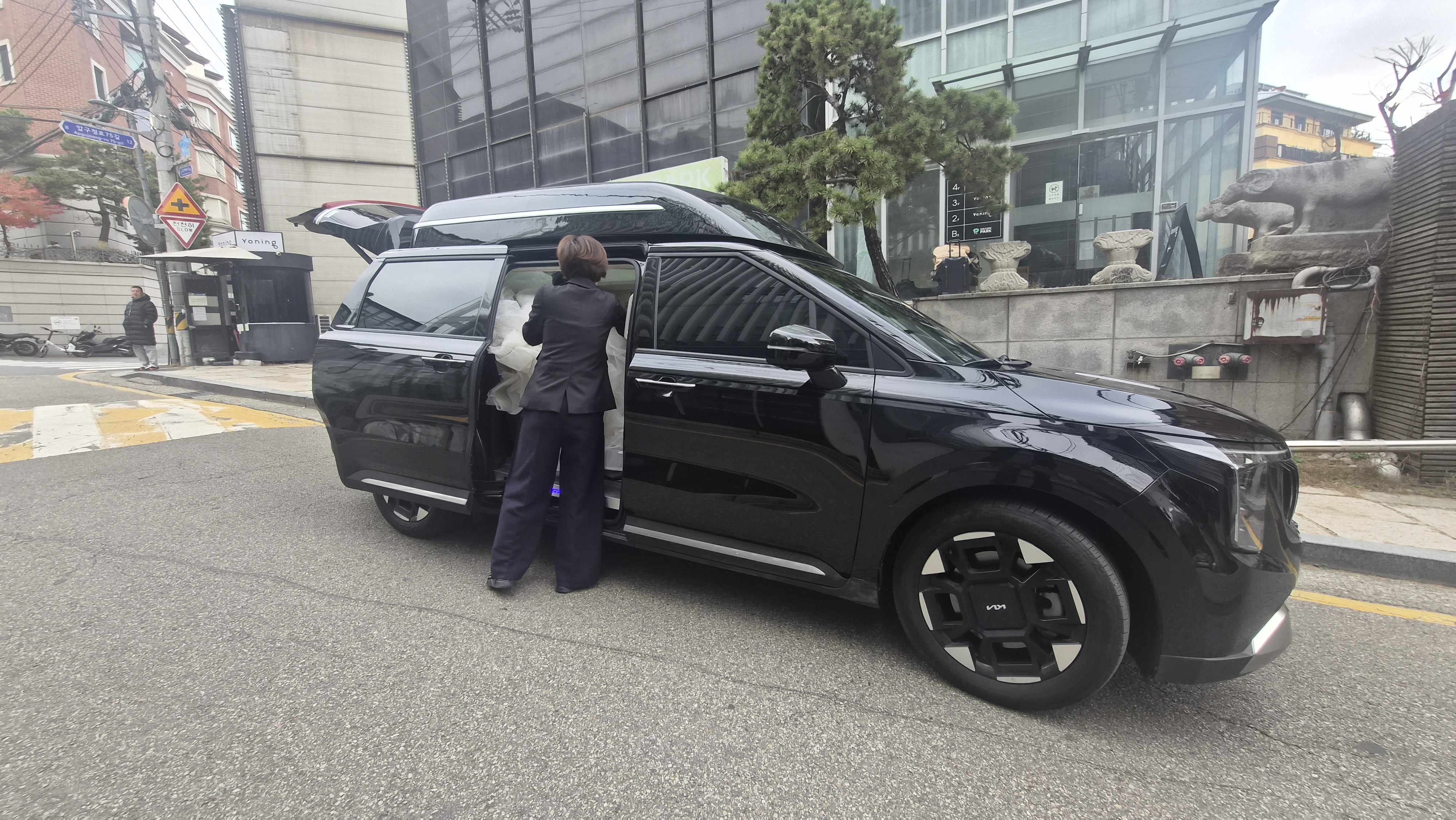 Luxury van for urgent family travel Korea