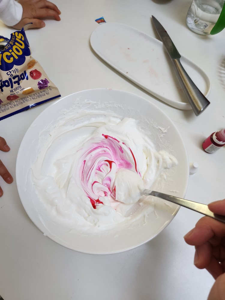 식용색소를 크림과 섞는다.