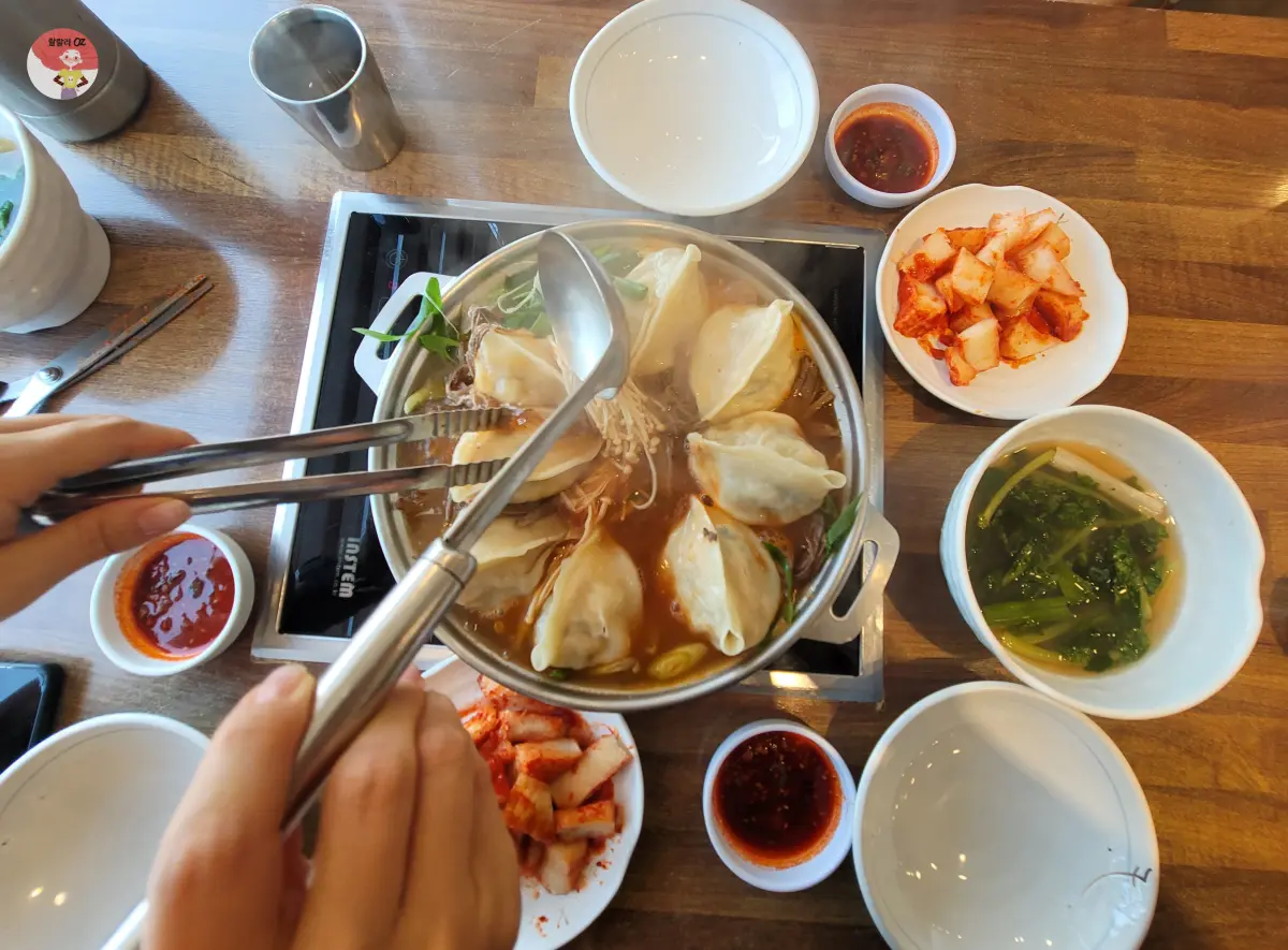 경기-구리시-묘향만두-만두전골-김치-3종과-소스