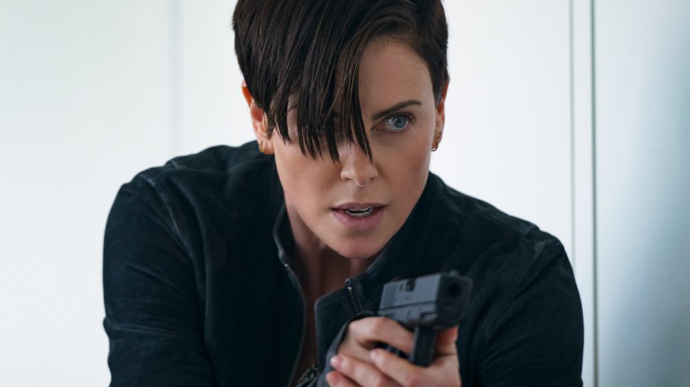 앤디역에 샤를리즈 테론이 총을 들고 있는 영화속의 모습