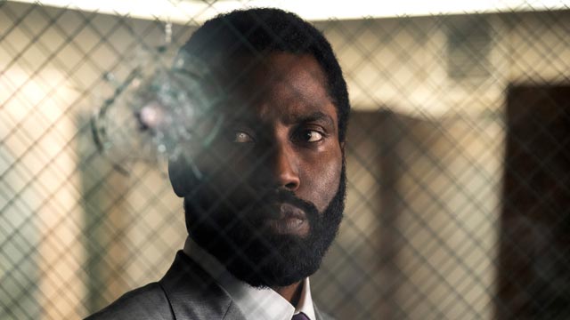 인버전 총알 자국을 쳐다보는 주인공 주도자(존 데이비드 워싱턴)