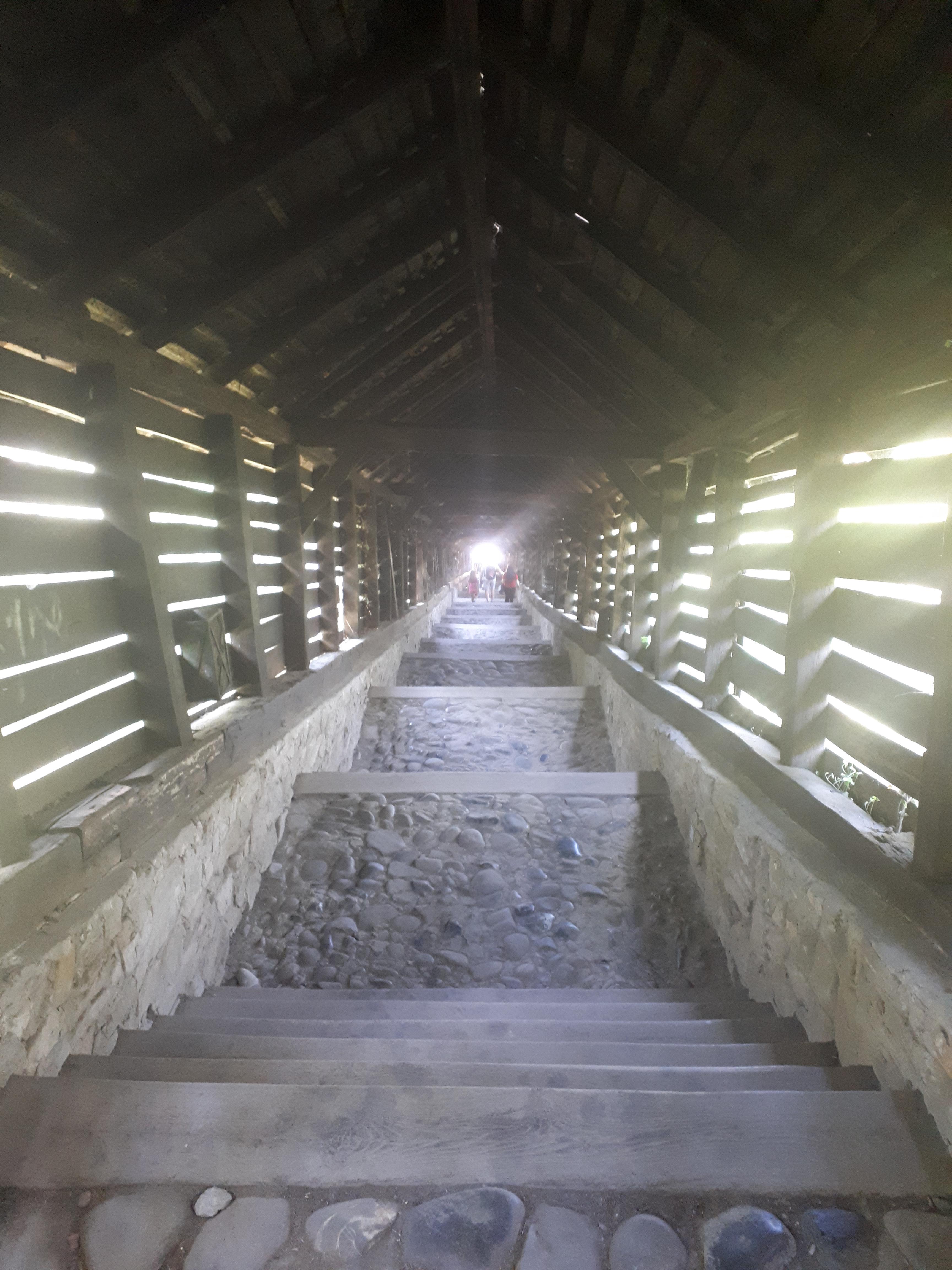 루마니아 시기쇼아라 덮인 계단 내려가는 길