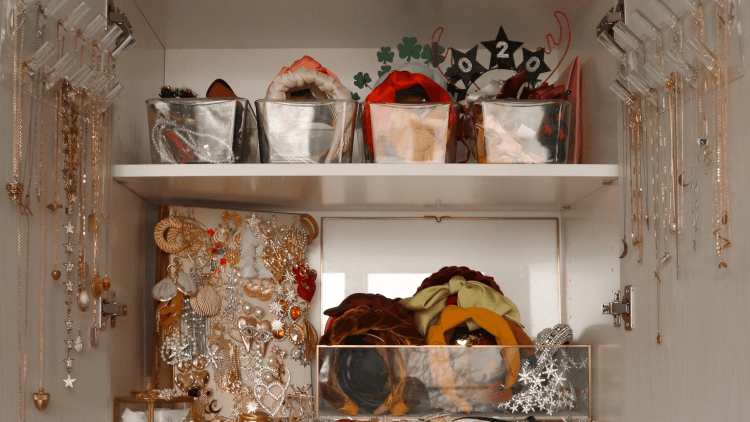 옷장-한가득-진열되어있는-악세사리