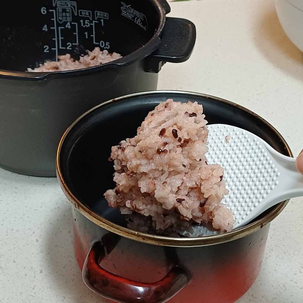 밥알이 흐물하게 무너지며 끈적하게 뭉친 떡진 밥