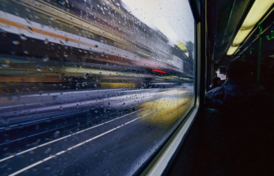 교통비 지원정책
창밖이 보이는 달리는 기차안 사진