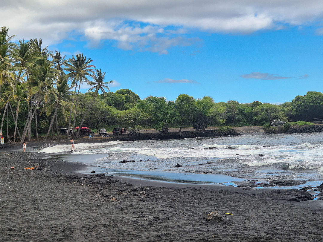 푸날루우 블랙 샌드 비치 풍경