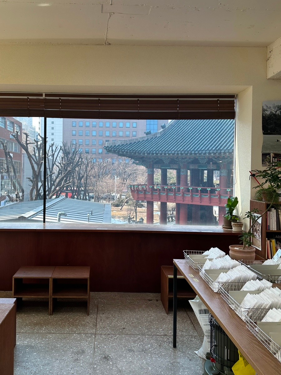 카페 내 보신각 뷰가 보이는 창가 사진