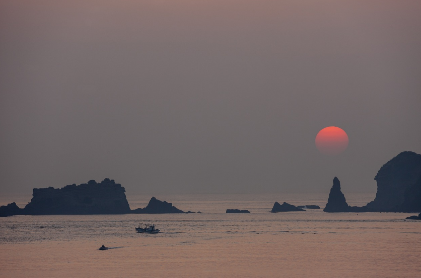 제주도바다의 노을지는 사진