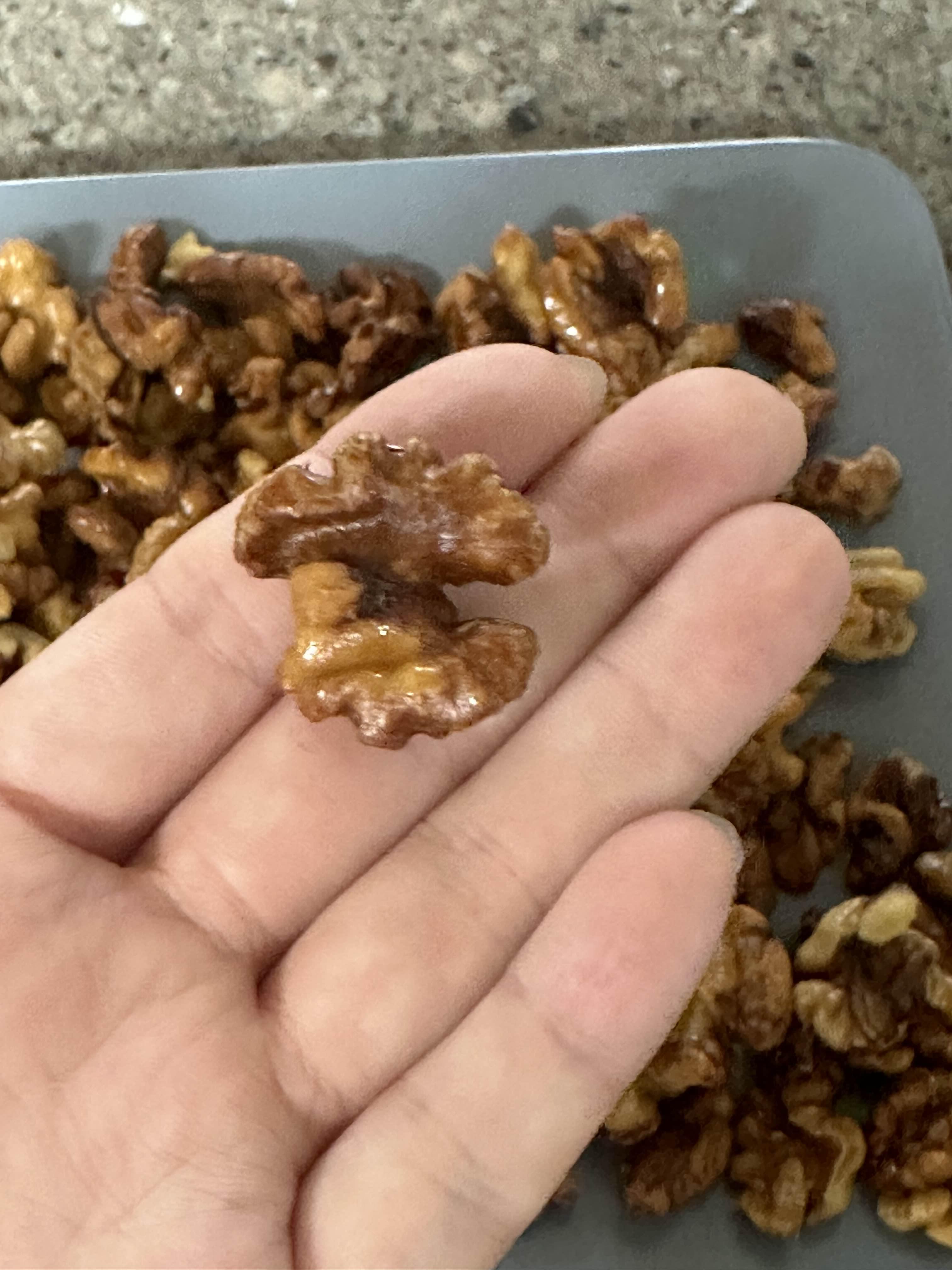 맛있게 구워진 호두정과