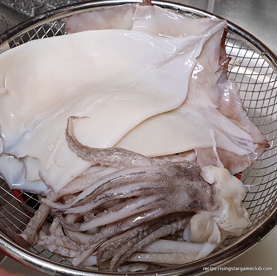 맛있는 오징어볶음에 들어갈 오징어를 채반에 건져 놓은사진