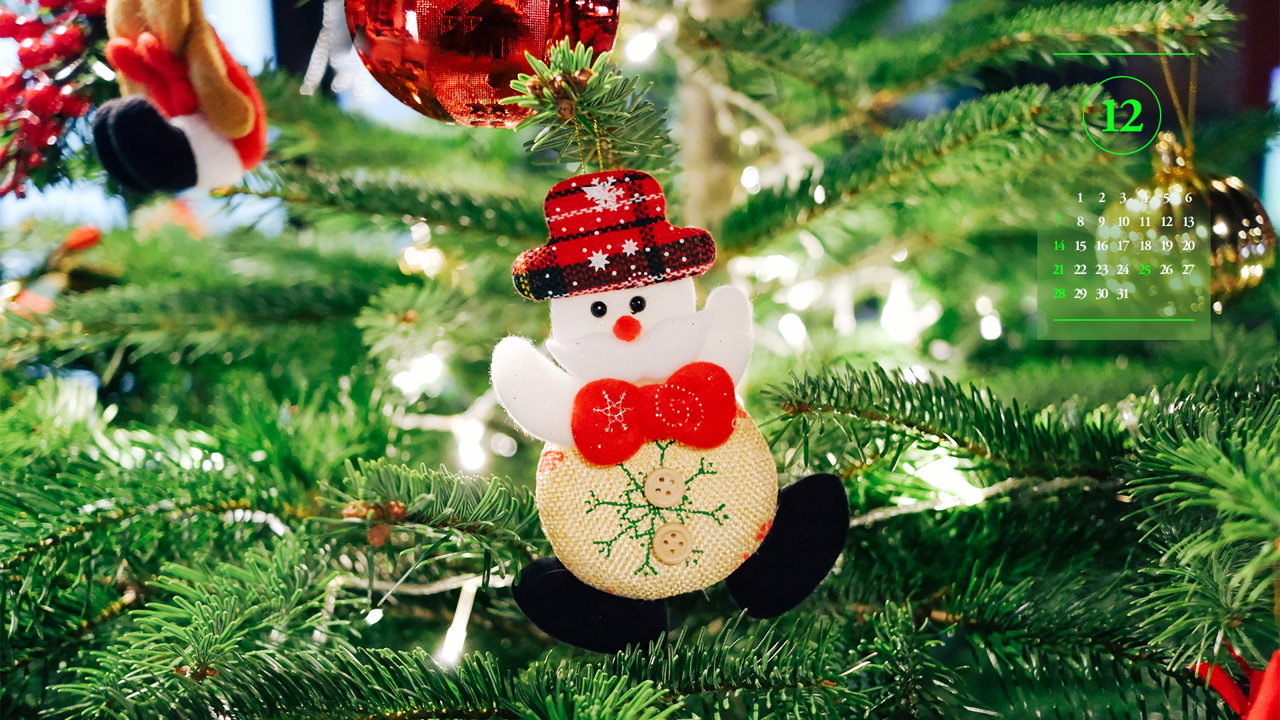 02 크리스마스 트리 눈사람 장식 A - 2025년12월 노트북배경화면